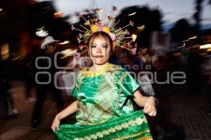 DESFILE ENTRE VIVOS Y MUERTOS
