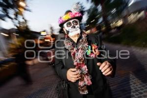 DESFILE ENTRE VIVOS Y MUERTOS