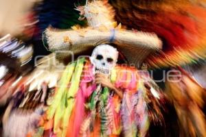 DESFILE ENTRE VIVOS Y MUERTOS