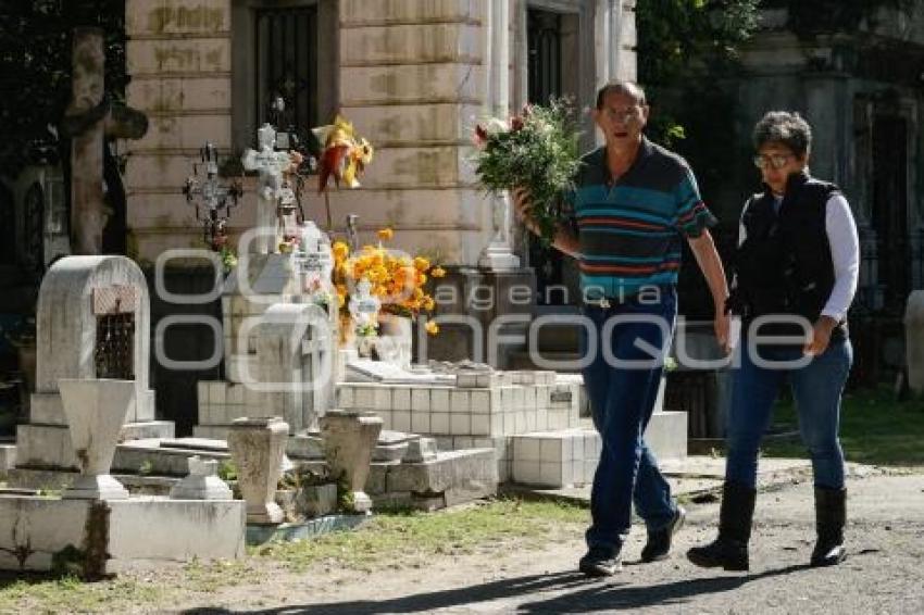 PANTEÓN . DÍA DE MUERTOS