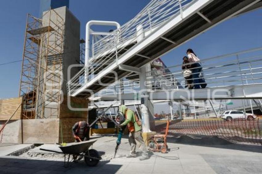 VÍA ATLIXCÁYOTL . PUENTE PEATONAL