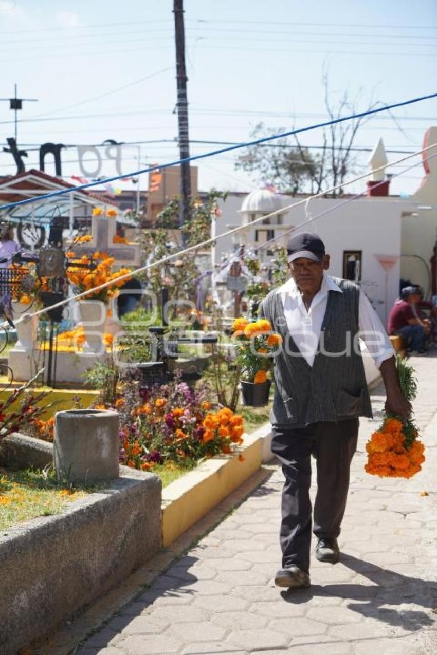 TLAXCALA . PANTEÓN . DÍA DE MUERTOS