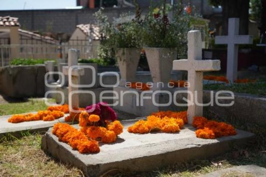 TLAXCALA . PANTEÓN . DÍA DE MUERTOS