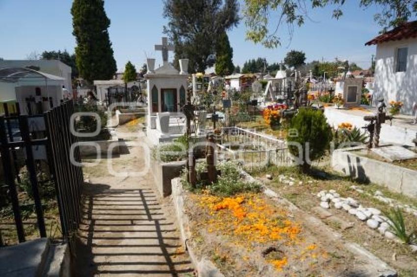 TLAXCALA . PANTEÓN . DÍA DE MUERTOS