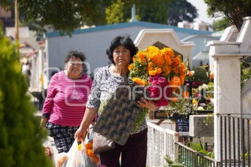 TLAXCALA . PANTEÓN . DÍA DE MUERTOS