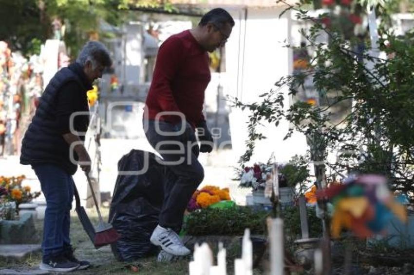 PANTEÓN . DÍA DE MUERTOS