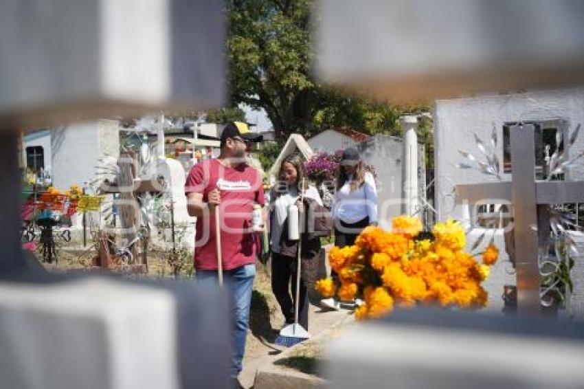 TLAXCALA . PANTEÓN . DÍA DE MUERTOS