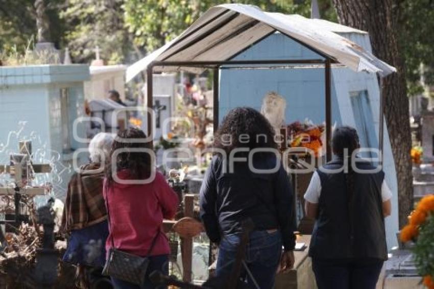 PANTEÓN . DÍA DE MUERTOS