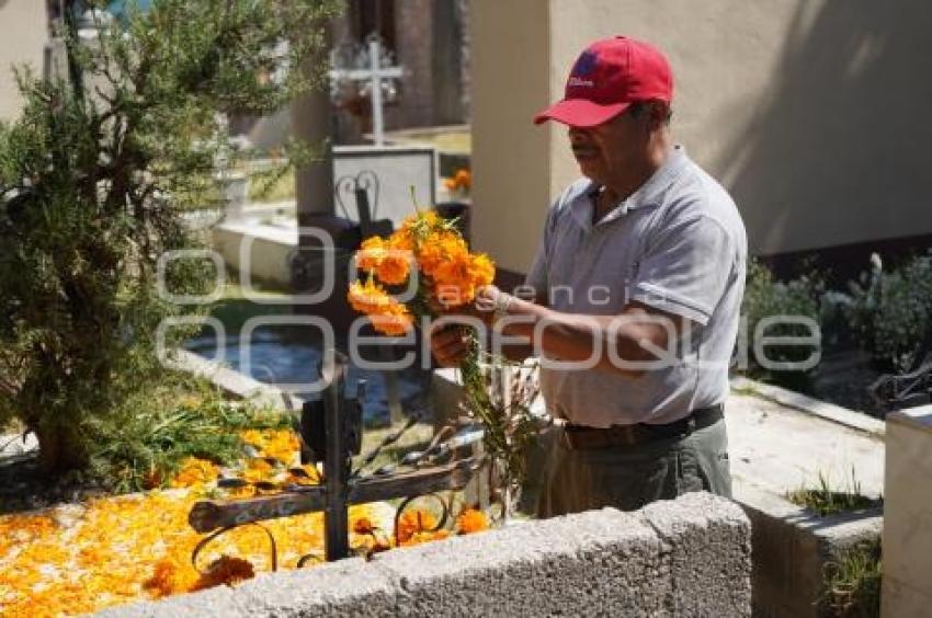 TLAXCALA . PANTEÓN . DÍA DE MUERTOS