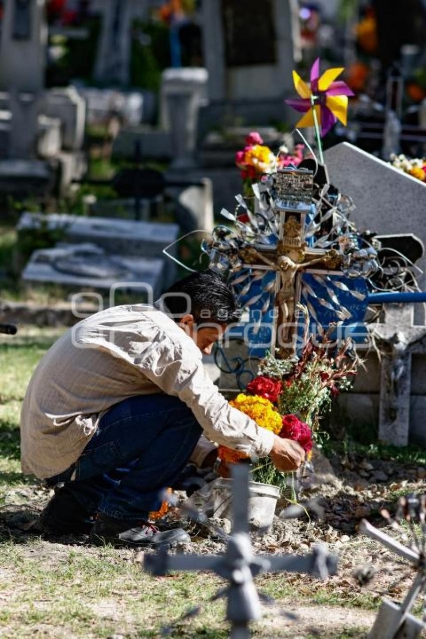 PANTEÓN . DÍA DE MUERTOS