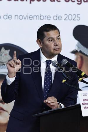 GOBIERNO ESTATAL . ENTREGA DE APOYOS POLICÍAS