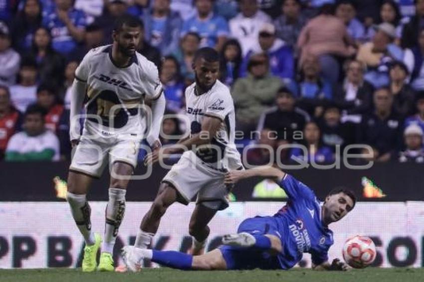 FÚTBOL . CRUZ AZUL VS PUMAS