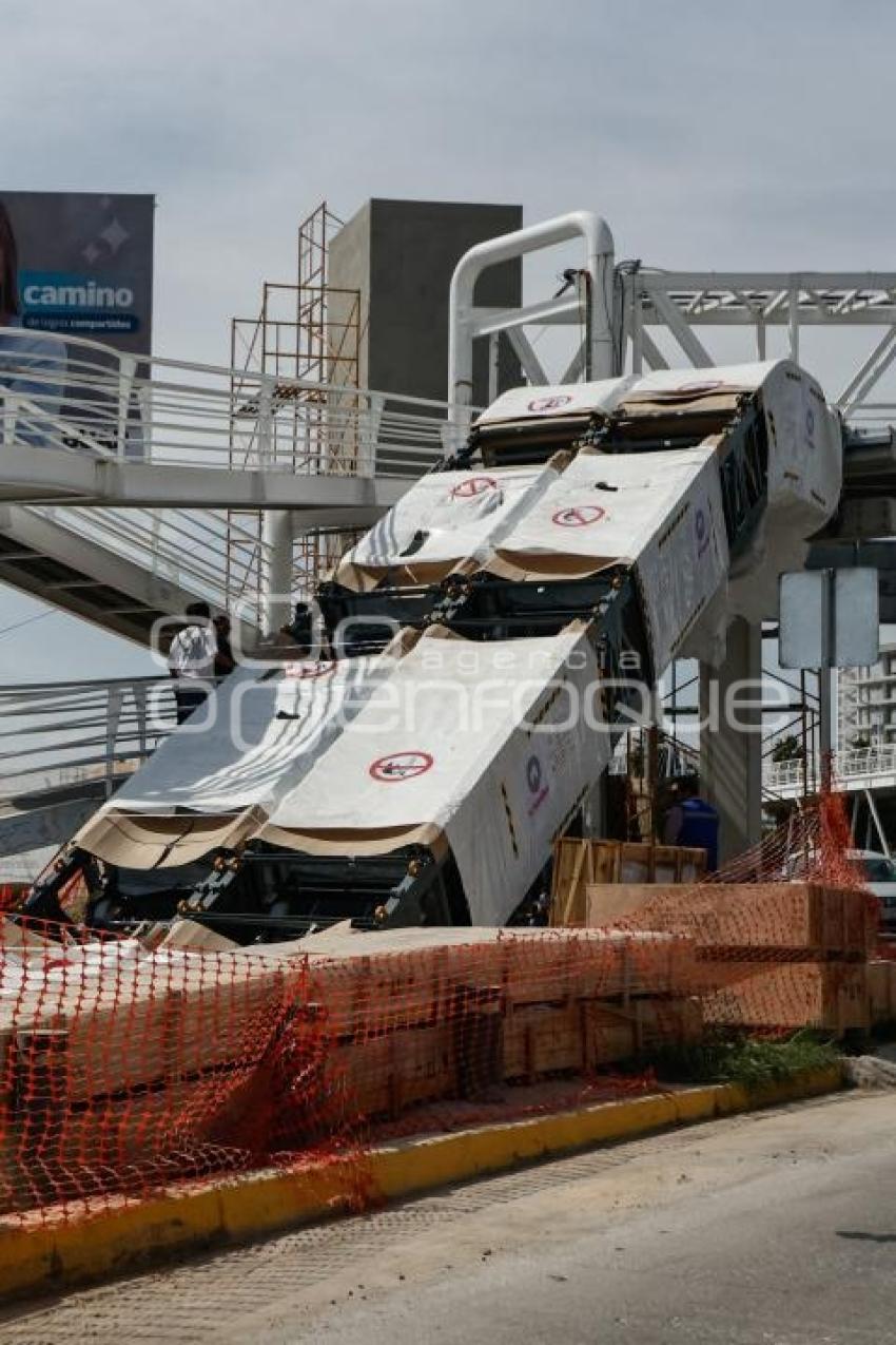 VÍA ATLIXCÁYOTL . PUENTE PEATONAL