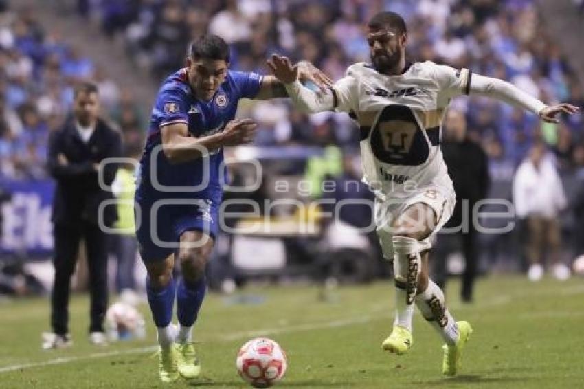 FÚTBOL . CRUZ AZUL VS PUMAS
