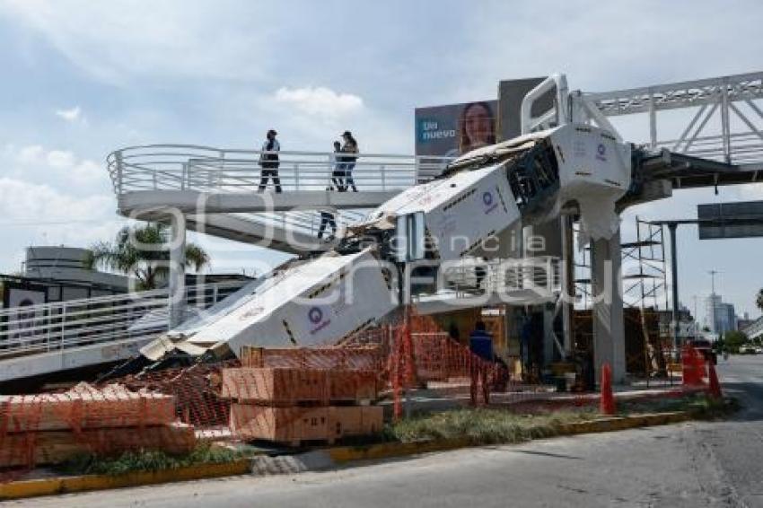 VÍA ATLIXCÁYOTL . PUENTE PEATONAL