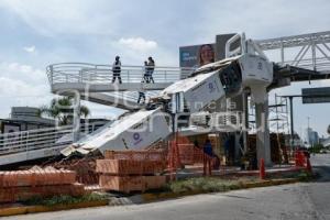 VÍA ATLIXCÁYOTL . PUENTE PEATONAL