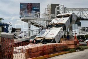 VÍA ATLIXCÁYOTL . PUENTE PEATONAL