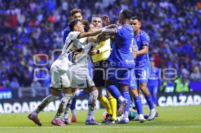 FÚTBOL . CRUZ AZUL VS PUMAS