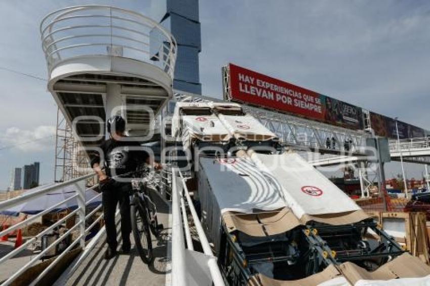 VÍA ATLIXCÁYOTL . PUENTE PEATONAL