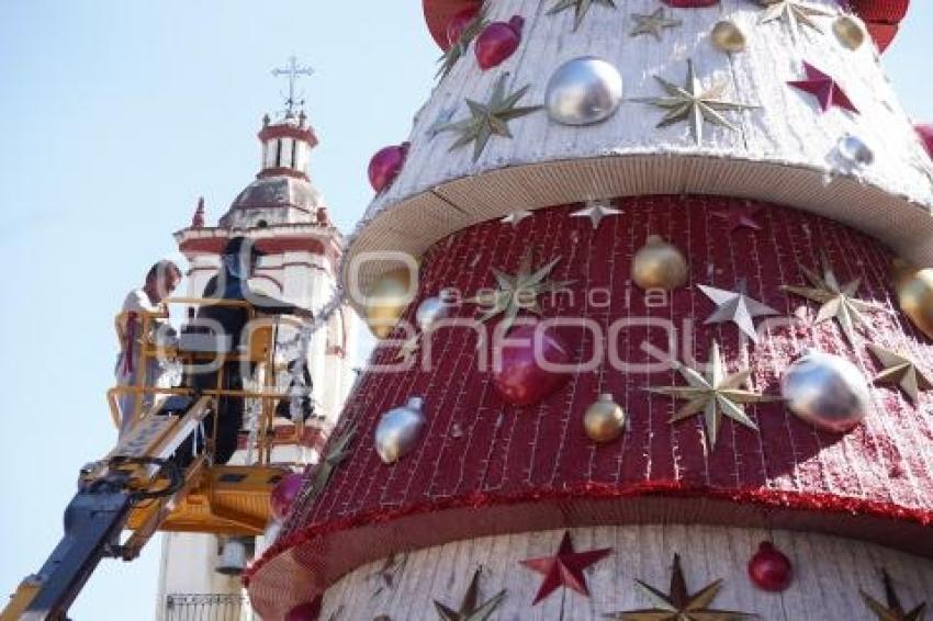 TLAXCALA . COLOCACIÓN ÁRBOL NAVIDEÑOS