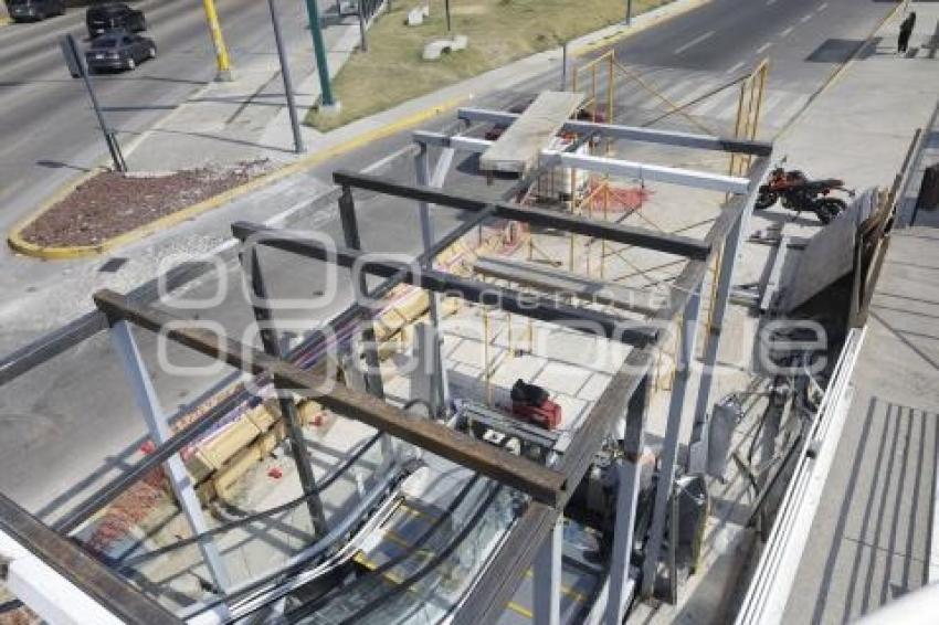 VÍA ATLIXCÁYOTL . PUENTE PEATONAL