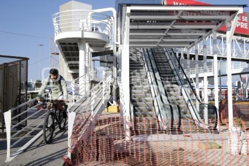 VÍA ATLIXCÁYOTL . PUENTE PEATONAL