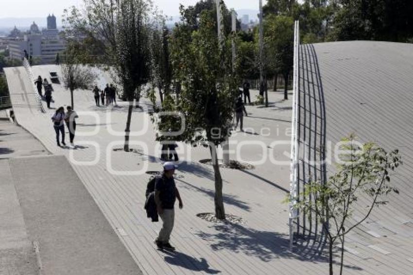 TURISTAS . LOS FUERTES