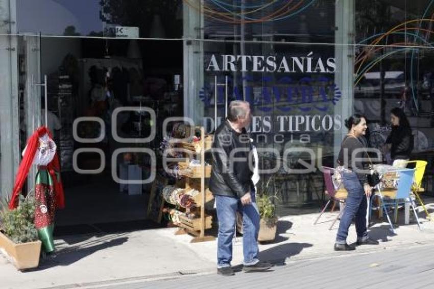 TURISTAS . LOS FUERTES