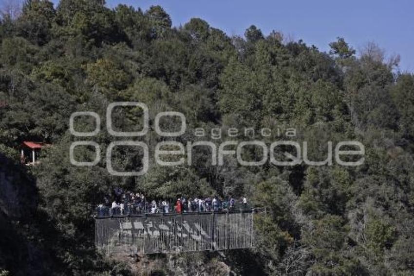 TURISMO . SALTO DE QUETZALAPAN