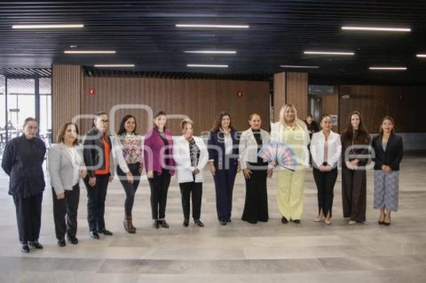 COMPARECENCIA . MUJERES