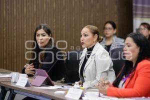 COMPARECENCIA . MUJERES