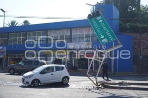 TLAXCALA . DERRIBO DE SEMÁFORO