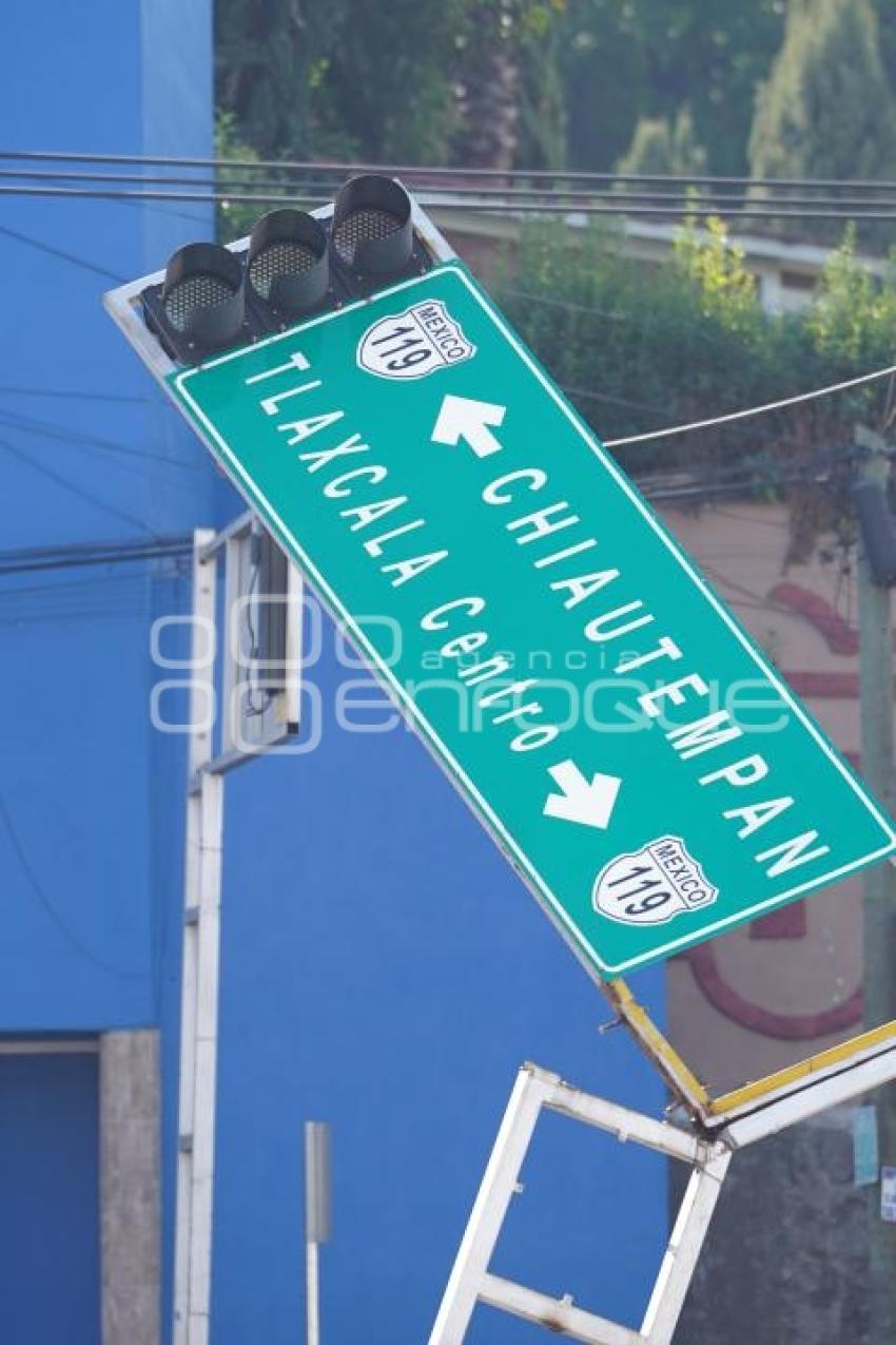 TLAXCALA . DERRIBO DE SEMÁFORO