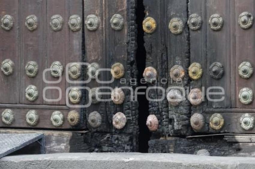 CATEDRAL . PUERTA INCENDIADA