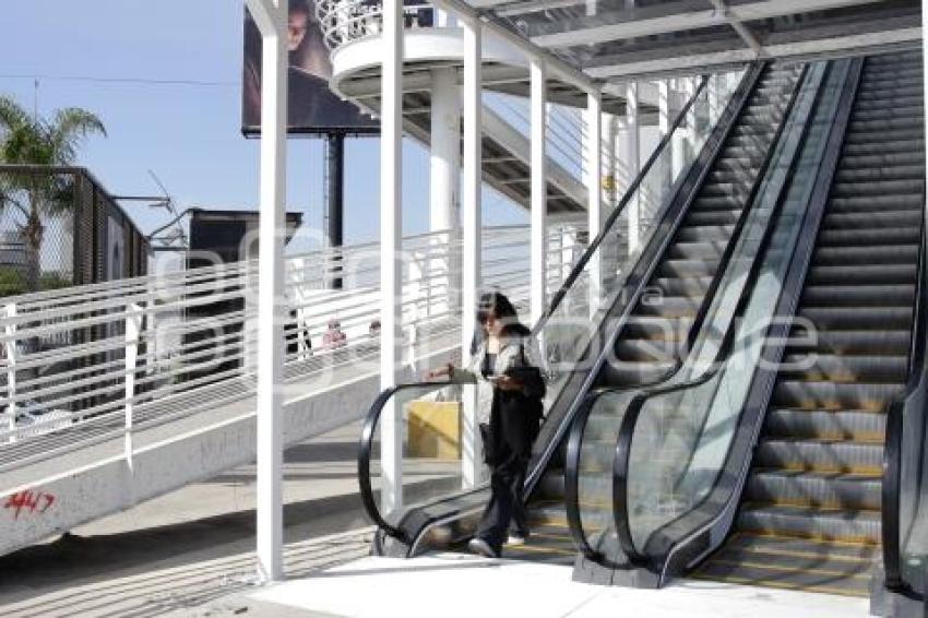 VÍA ATLIXCÁYOTL . PUENTE PEATONAL