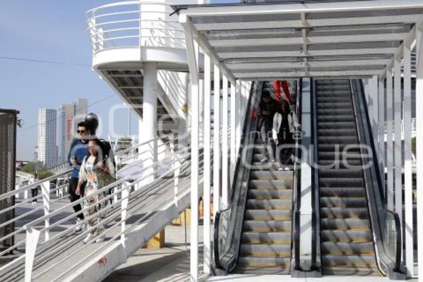 VÍA ATLIXCÁYOTL . PUENTE PEATONAL