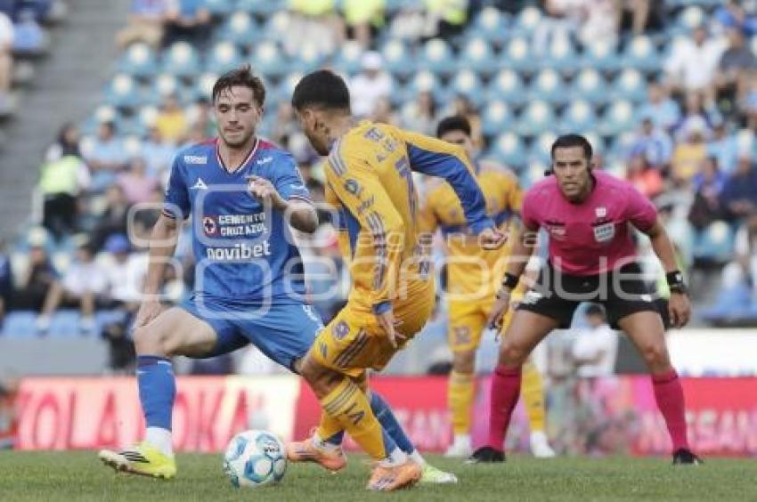 FÚTBOL . CRUZ AZUL VS TIGRES