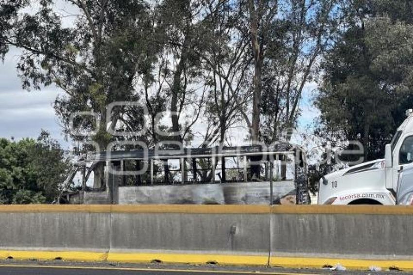 INCENDIO AUTOBÚS . AUTOPISTA