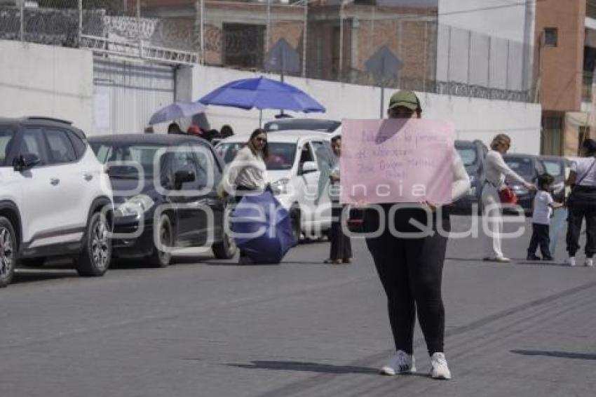 CENDI . MANIFESTACIÓN PADRES DE FAMILIA