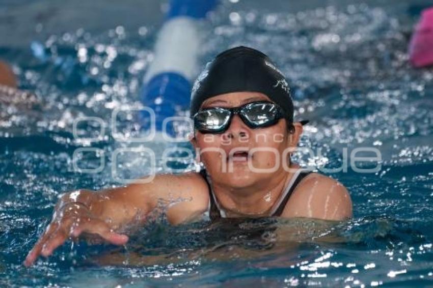 AYUNTAMIENTO . NADO DE MUJERES IMPARABLES